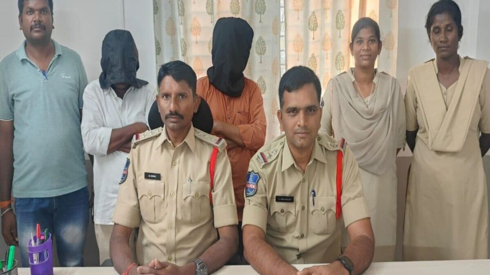 Siddipet Crime : రాఘవపూర్ శివారులో సగం కాలిన మృతదేహం, మంత్రాలు వేస్తున్నారన్న అనుమానంతో హత్య