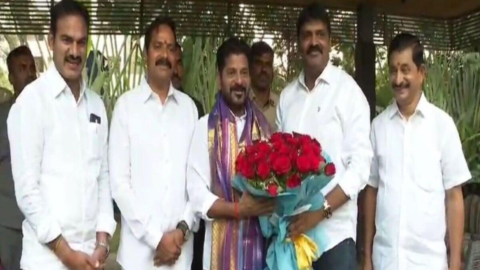 Hyderabad Politics : గ్రేటర్ హైదరాబాద్ లో కాంగ్రెస్ ఆపరేషన్ ఆకర్ష్, గులాబీ పార్టీకి గుడ్ బై చెప్తున్న నేతలు