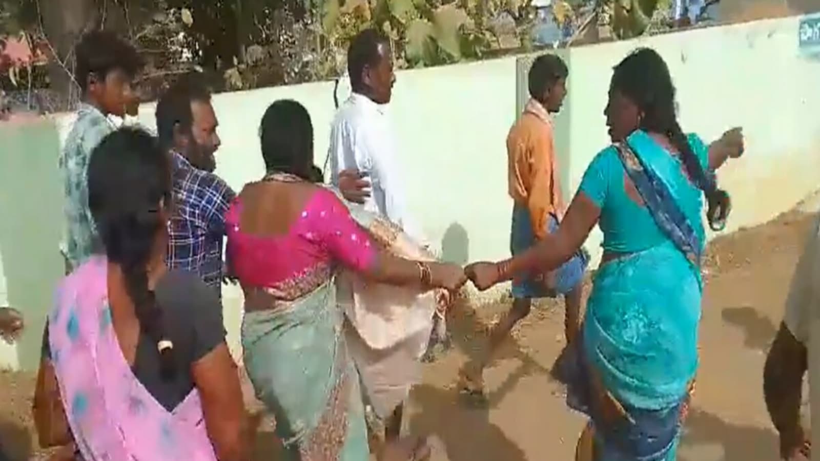Farmers Protest : వేరుశనగ గిట్టుబాటు ధర కోసం రైతన్నలు ఆందోళన, మార్కెట్ కమిటీ ఛైర్ పర్సన్ పై దాడి!