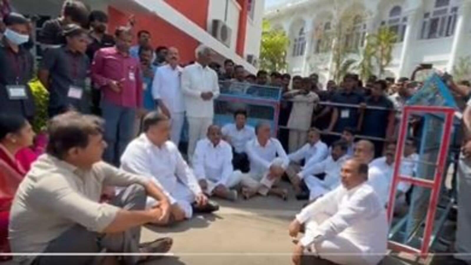 BRS MLAs Protest : సీఎం మాట్లాడుతున్న భాష బాలేదు... అసెంబ్లీ నుంచి బీఆర్ఎస్ వాకౌట్