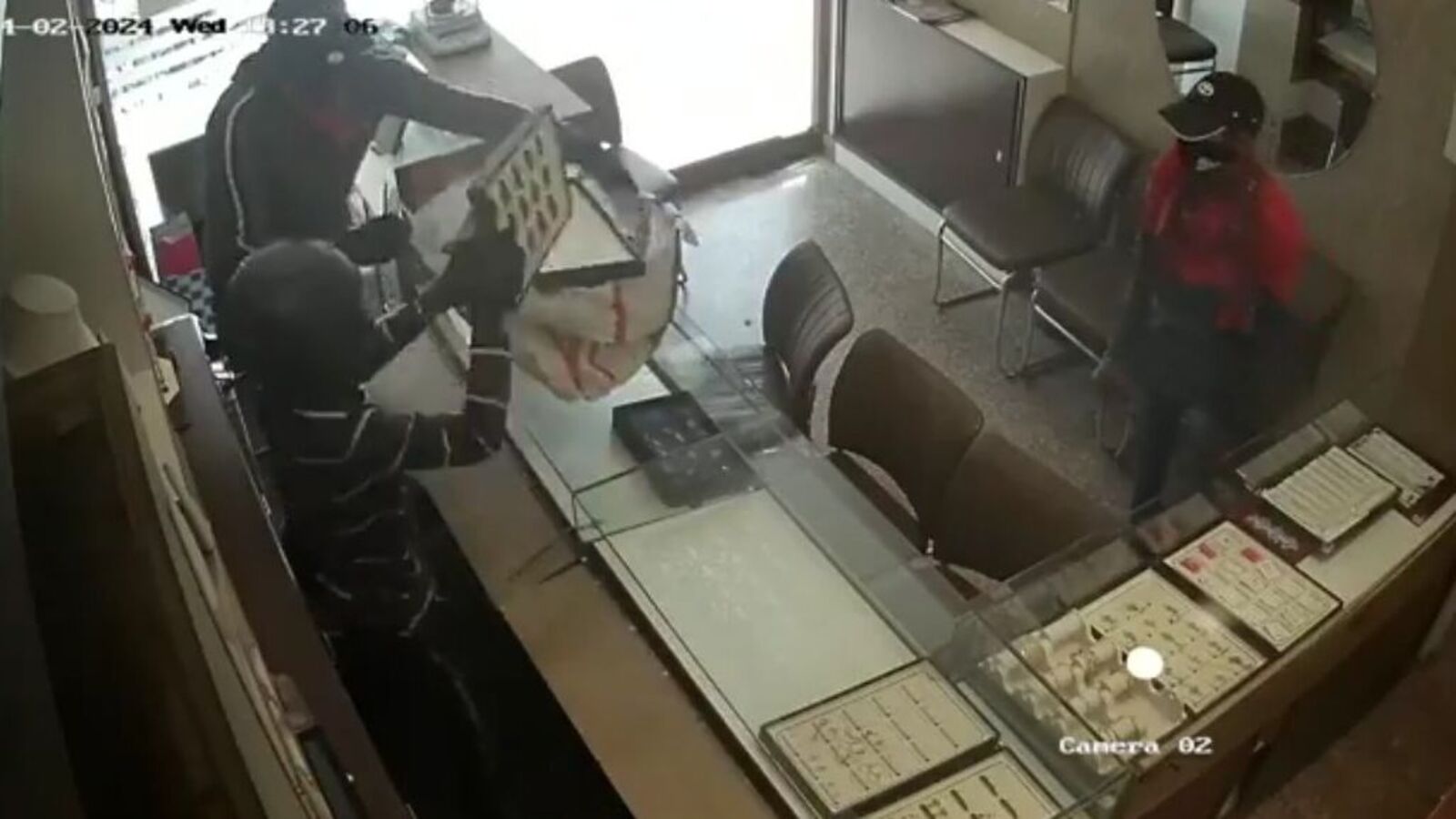 Robbery in Hyderabad : హైదరాబాద్ లో పట్టపగలే బంగారం షాప్‌లో దోపిడీ... కీలకంగా మారిన సీసీ పుటేజీ