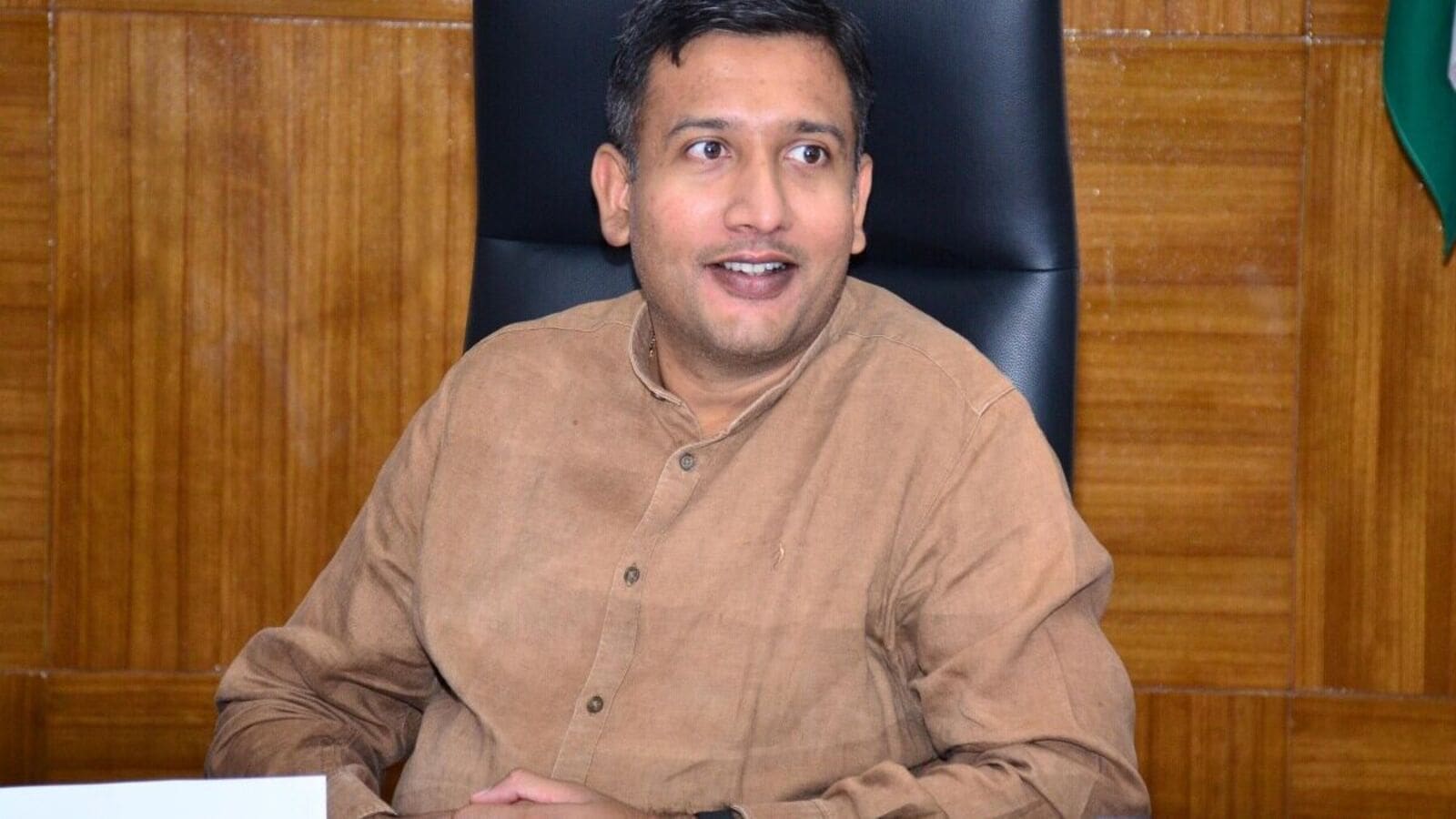 Medak News : విద్యార్థులను టీవీలు, ఫోన్లకు దూరంగా ఉంచండి&తల్లిదండ్రులకు కలెక్టర్ రాజర్షి షా సూచన