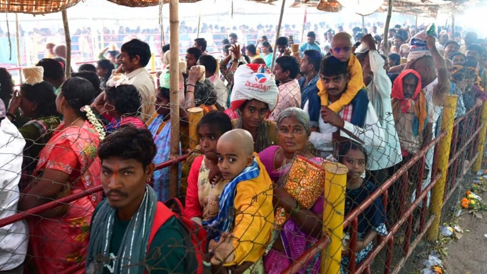 Medaram Rush: మేడారంలో రష్​తో ముందస్తు మొక్కులు ఎంతమంది పెట్టారో తెలుసా? భారీగా తరలి వస్తున్న భక్తులు