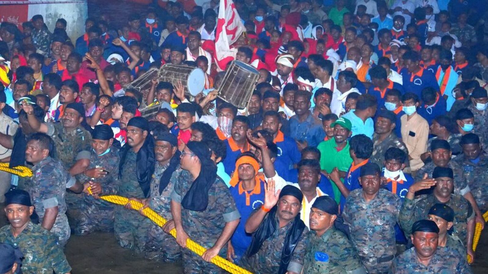 Medaram Saralamma: కొలువు దీరిన సారలమ్మ .. నేడే సమ్మక్క ఆగమనం.. జన సంద్రంగా మారిన మేడారం జాతర ప్రాంగణం