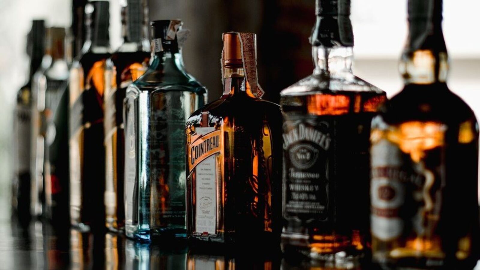 Medaram liquor Prices: మేడారంలో చుక్కలు చూపిస్తున్న లిక్కర్ రేట్లు.. జాతరలో ఒక్కో బాటిల్ రేట్ ఎంతో తెలుసా..?