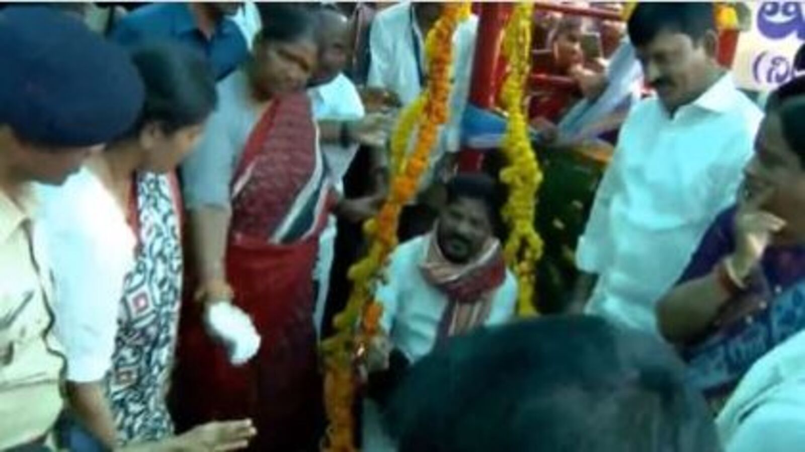 CM Revanth in Medaram : మేడారంలో సీఎం రేవంత్ రెడ్డి మొక్కులు & ఈనెల 25న మరో 2 హామీలు ప్రారంభిస్తామని ప్రకటన