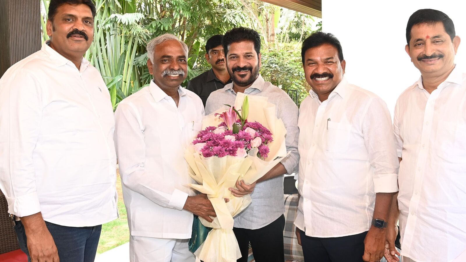 EX Mlc To Congress: బీఆర్ఎస్‌కు షాక్‌... హ‌స్తం పార్టీలోకి మాజీ ఎమ్మెల్సీ రాజేశ్వ‌ర్‌ రావు..CMతో మంతనాలు