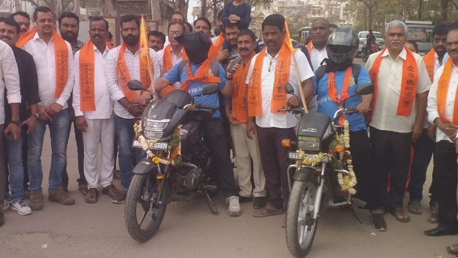 Magicians to Ayodhya: కండ్లకు గంతలు కట్టుకొని అయోధ్యకు మెజీషియన్ల సాహసం