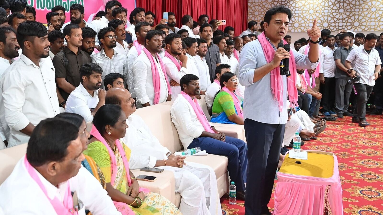 BRS Party MPs : సన్నాహక సమావేశంలో కనిపించని సిట్టింగ్ ఎంపీ..! ‘కారు’ దిగబోతున్నారా....?