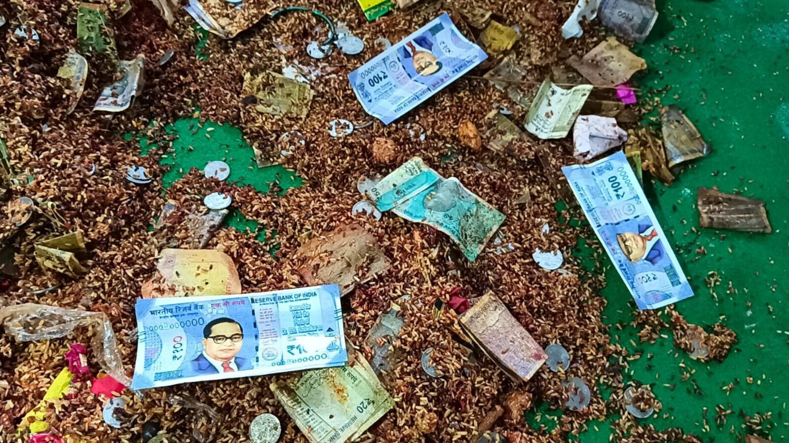 Medaram Hundi Counting : మేడారం హుండీల్లో నకిలీ కరెన్సీ & గాంధీ స్థానంలో అంబేద్కర్​ ఫొటోలు