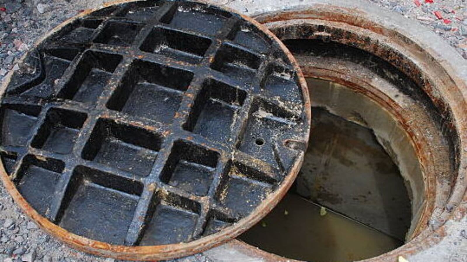 Hyderabad : డ్రైనేజ్ మ్యాన్​హోల్​లోకి రిపేర్ కోసం దిగి... ముగ్గురు కూలీలు మృతి