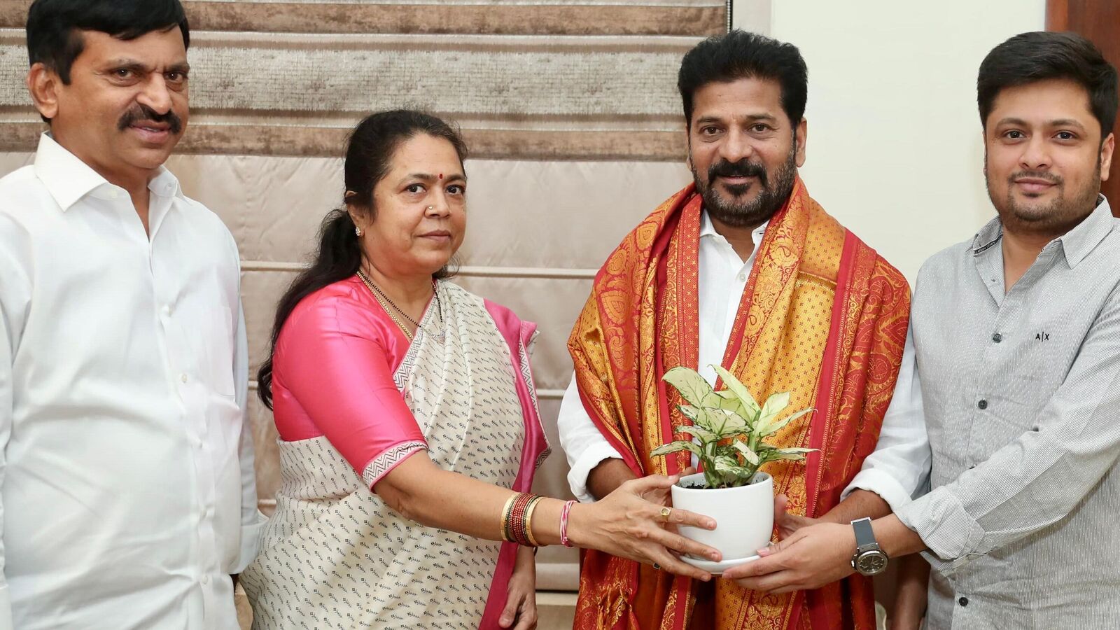 Greater Warangal BRS: గ్రేటర్ వరంగల్ లో బీఆర్ఎస్ కు భారీ షాక్.. కాంగ్రెస్‌లోకి మేయర్, కార్పొరేటర్లు..