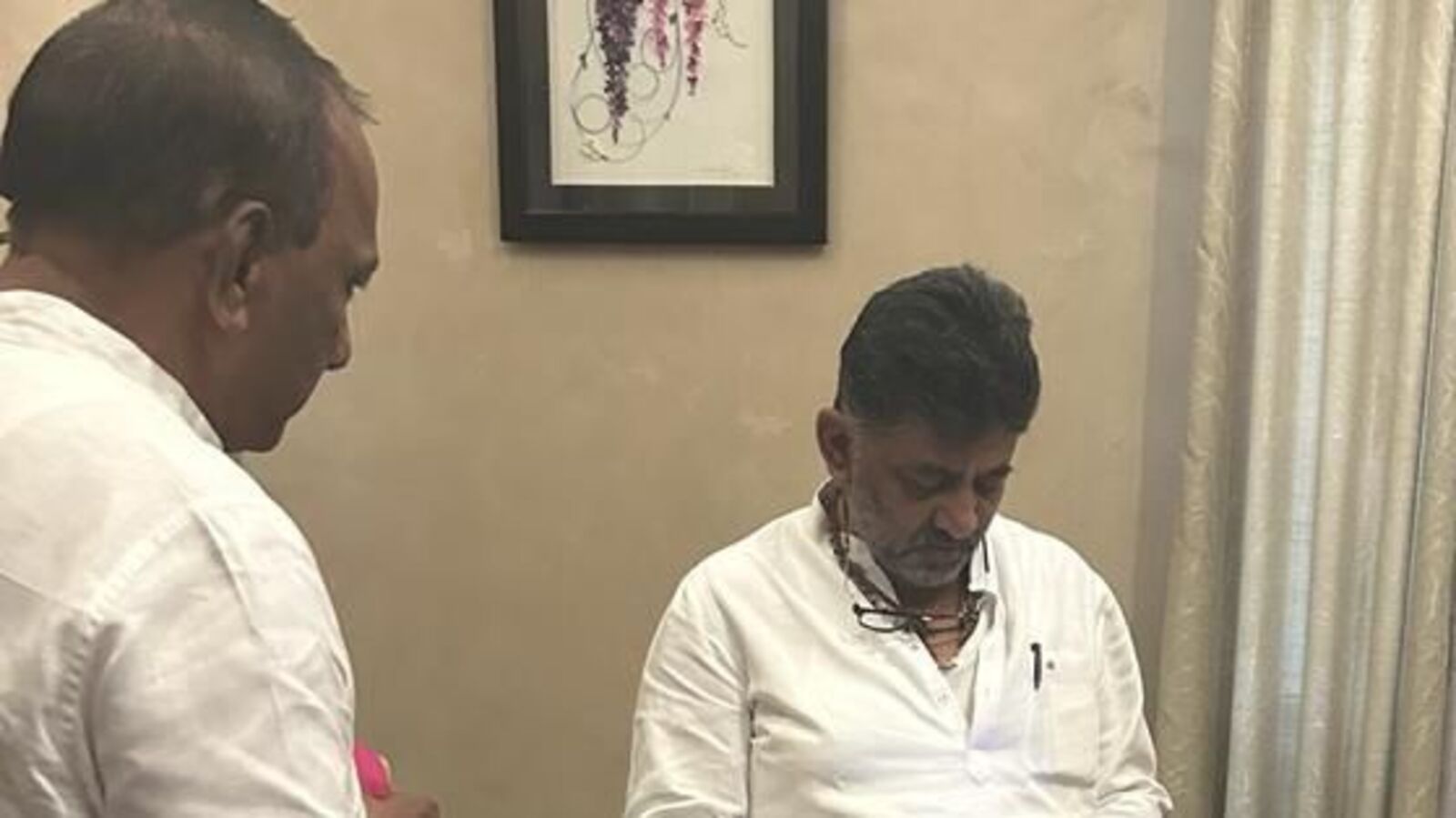 BRS MLA Malla Reddy : డీకే శివకుమార్ ను కలిసిన మల్లారెడ్డి..! ‘కారు’ దిగబోతున్నారా...?