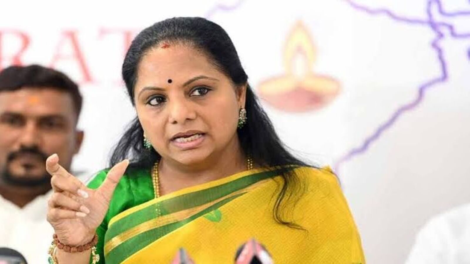 IT ED Raids MLC Kavitha : లిక్కర్ కేసులో కీలక పరిణామం..! ఎమ్మెల్సీ కవిత ఇంట్లో ఈడీ, ఐటీ సోదాలు..!