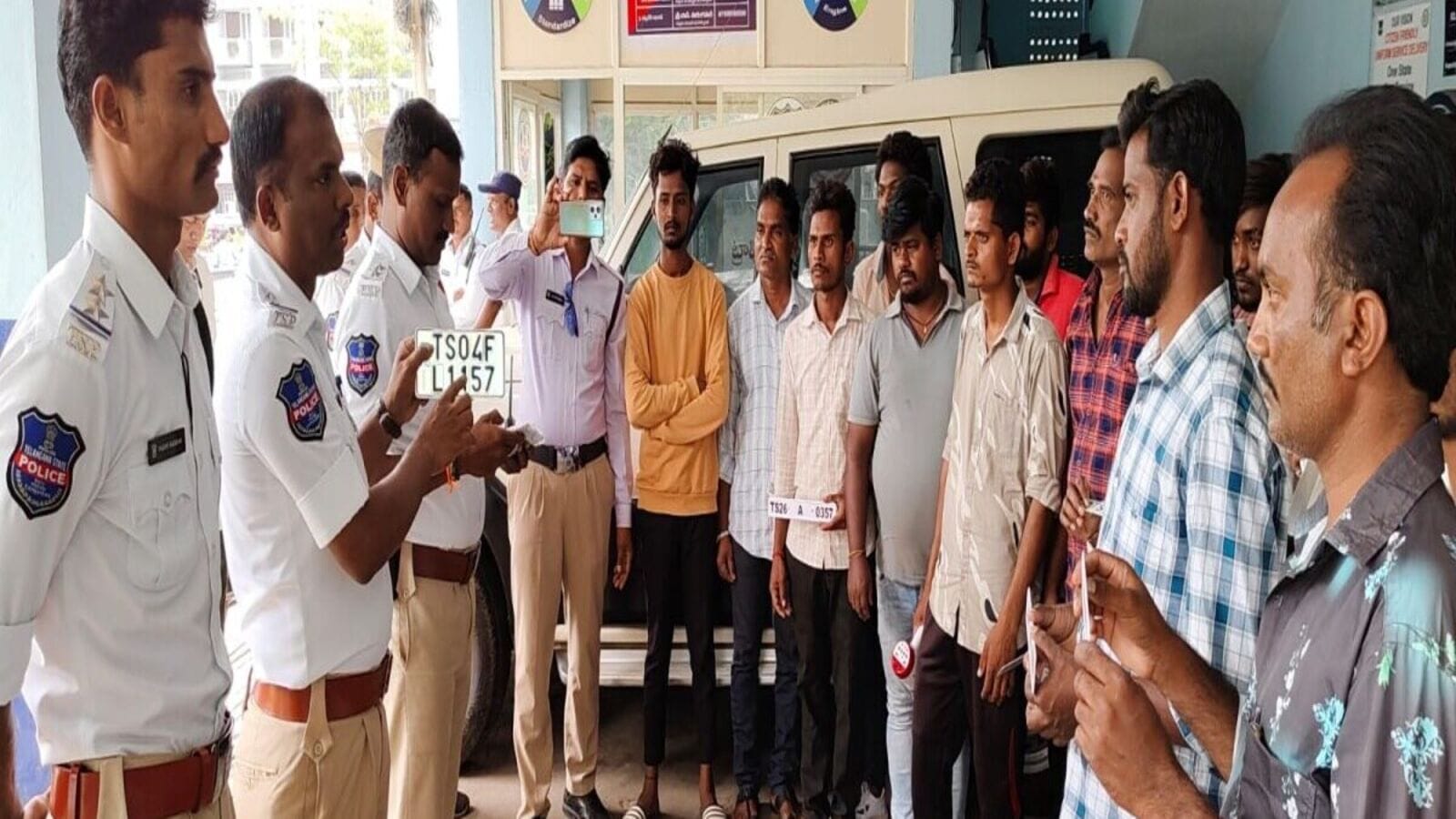 Khammam News : వింత శబ్దాలతో సైలెన్సర్లు పెడితే వాహనాలు సీజ్&ఖమ్మం ట్రాఫిక్ పోలీసులు