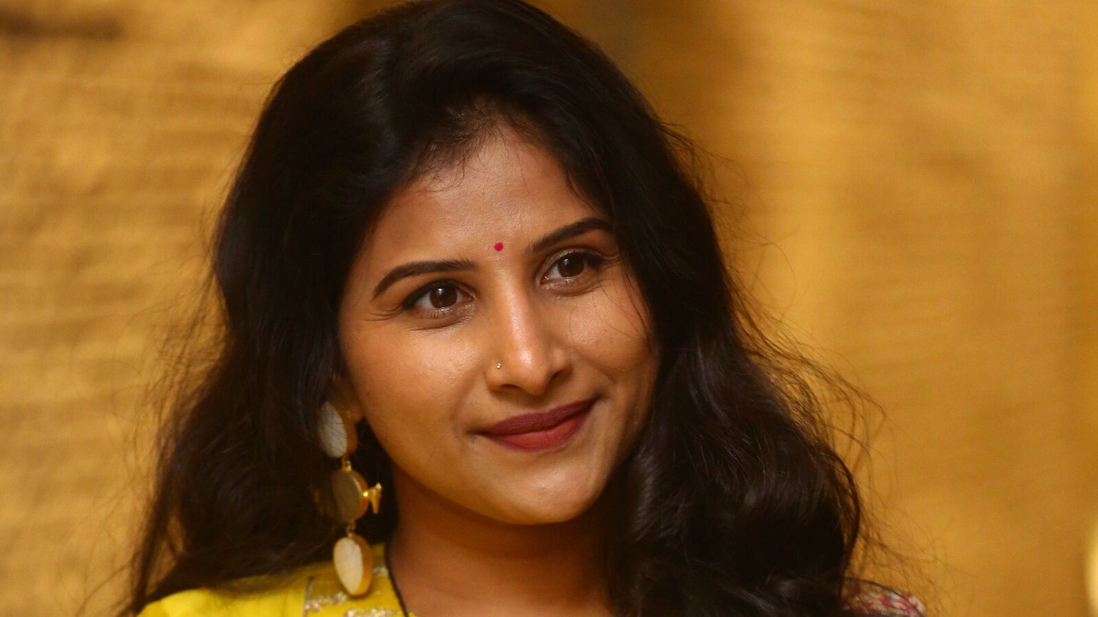 Mangli Road Accident: గాయని మంగ్లీ ప్రయాణిస్తున్న కారుకు ప్రమాదం, మంగ్లీతో పాటు మరో ఇద్దరు సురక్షితం