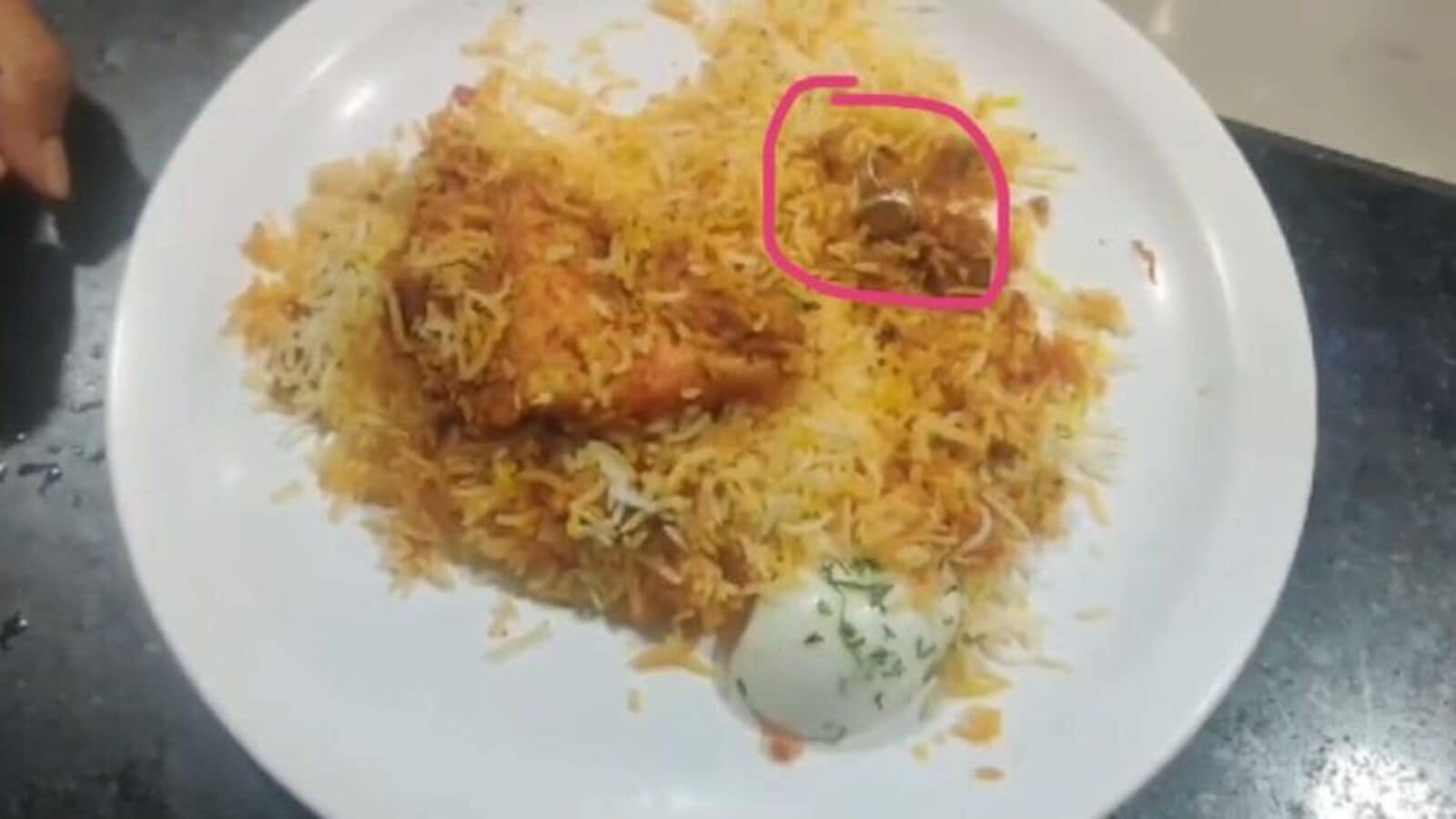 Peddapally Biryani: బిర్యానీలో ఉంగరం.. అవాక్కైన కస్టమర్… వినియోగదారుల ఆగ్రహం