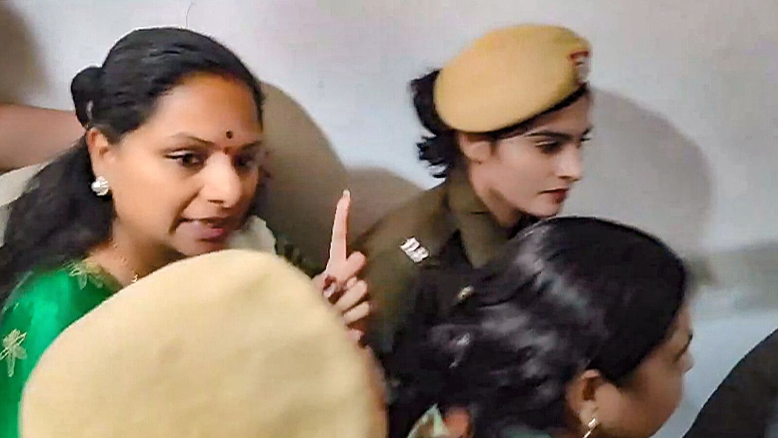 MLC Kavitha: లిక్కర్‌ స్కామ్‌లో ఎమ్మెల్సీ కవితకు రెండు వారాల రిమాండ్… తీహార్ జైలుకు కవిత తరలింపు