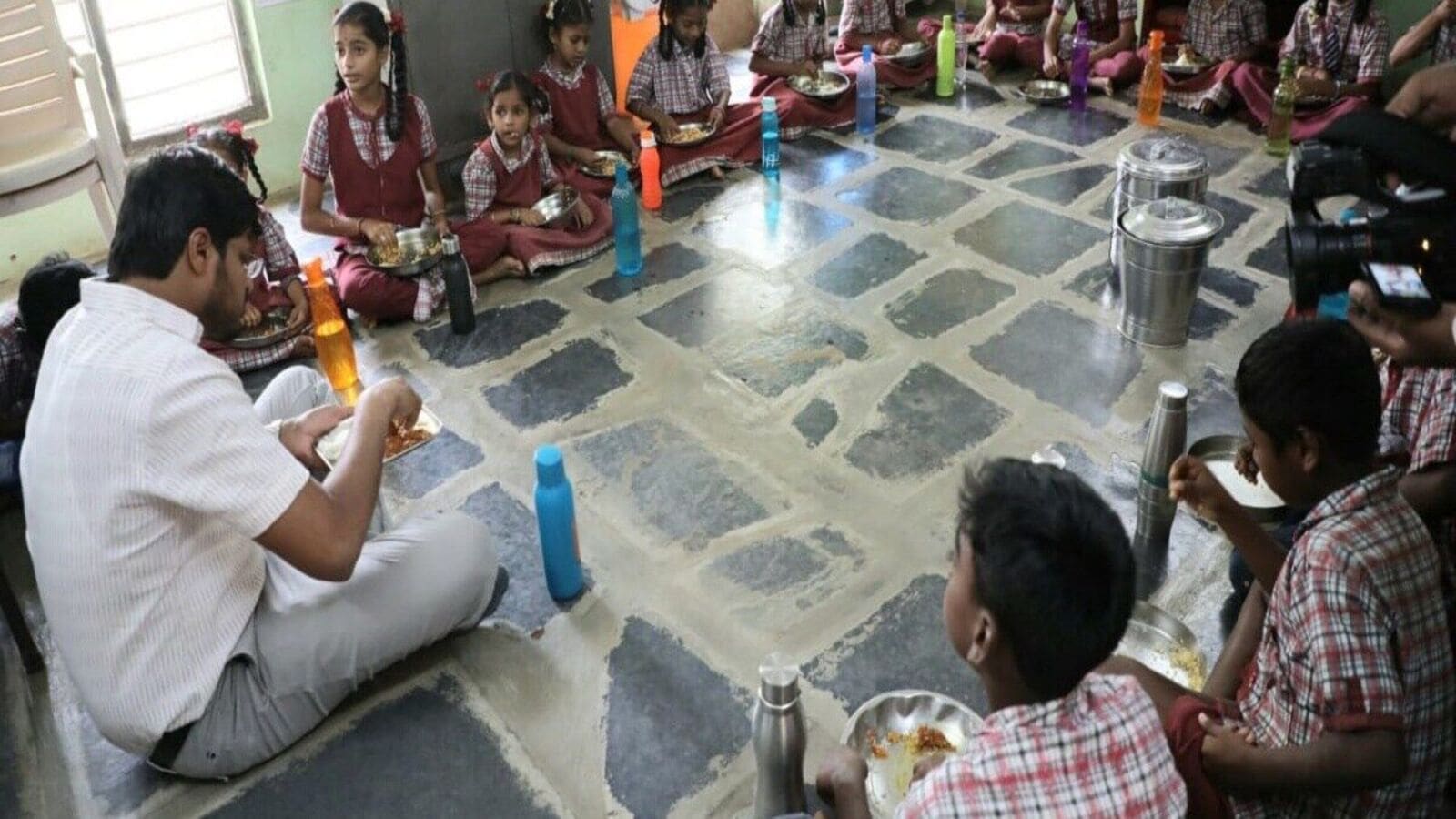 Khammam Collector : విద్యార్థులతో కలిసి నేలపై కూర్చుని కలెక్టర్ మధ్యాహ్న భోజనం, హడలెత్తిన ఉపాధ్యాయులు!