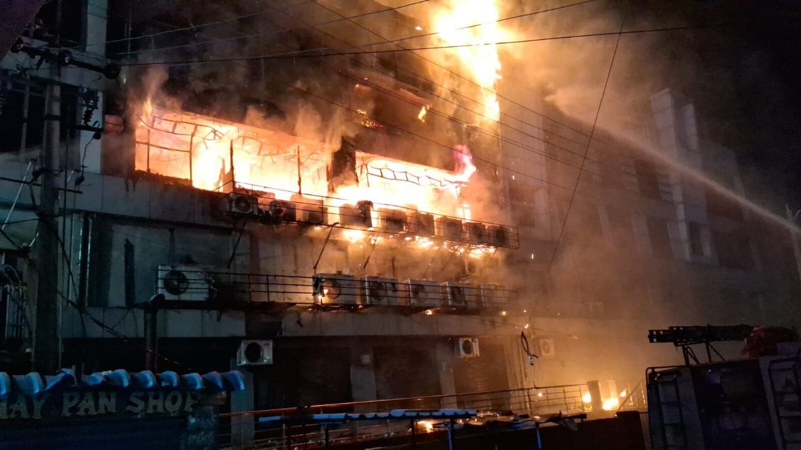 Warangal Fire Accident: వరంగల్ షాపింగ్ కాంప్లెక్స్‌లో భారీ అగ్నిప్రమాదం.. రూ.2కోట్ల ఆస్తి నష్టం..