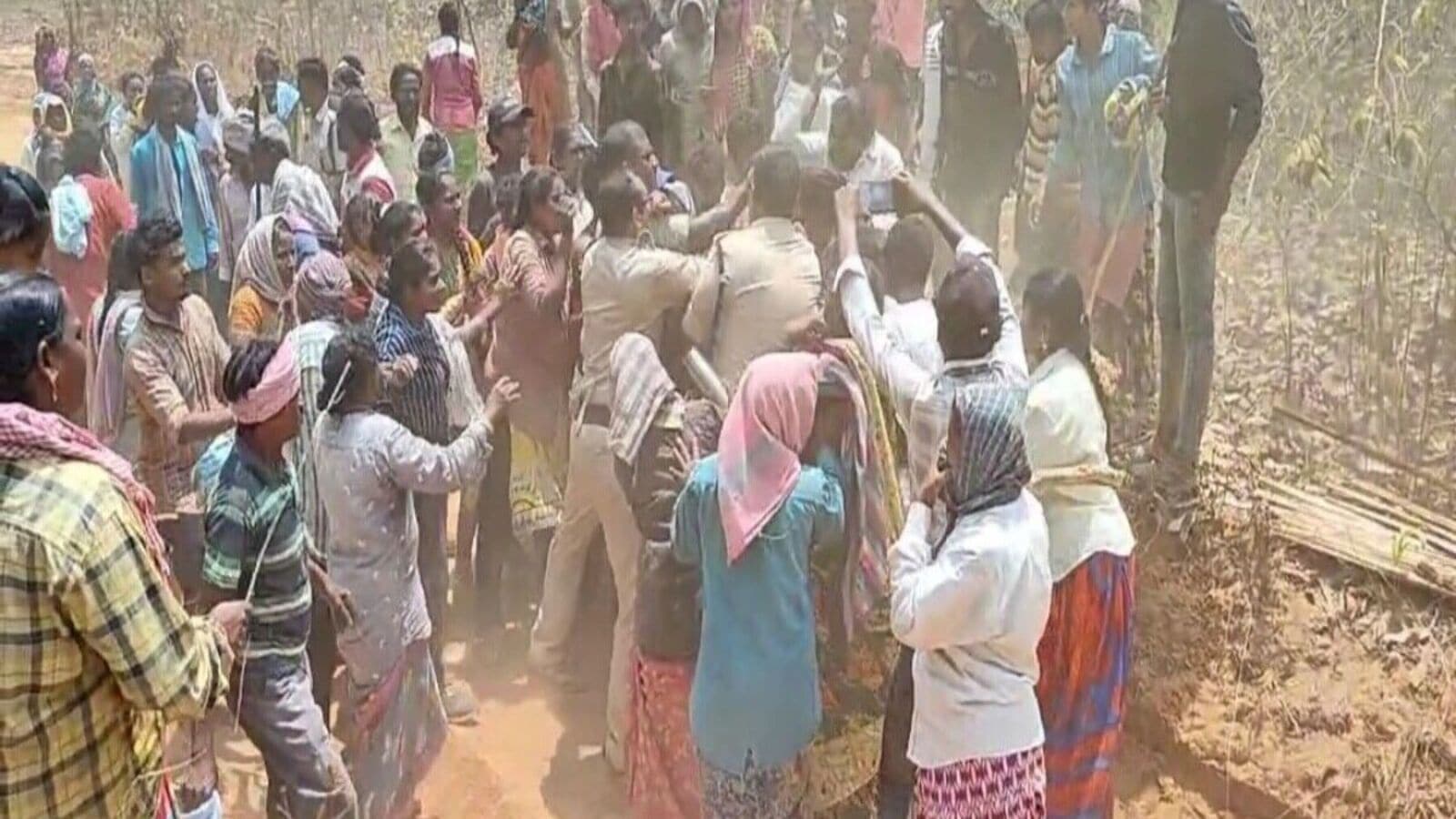 Khammam Tribal Attacked Police :పోడు భూముల విషయంలో పోలీసులపై గిరిజనులు దాడి, సీఐకి తీవ్ర గాయాలు