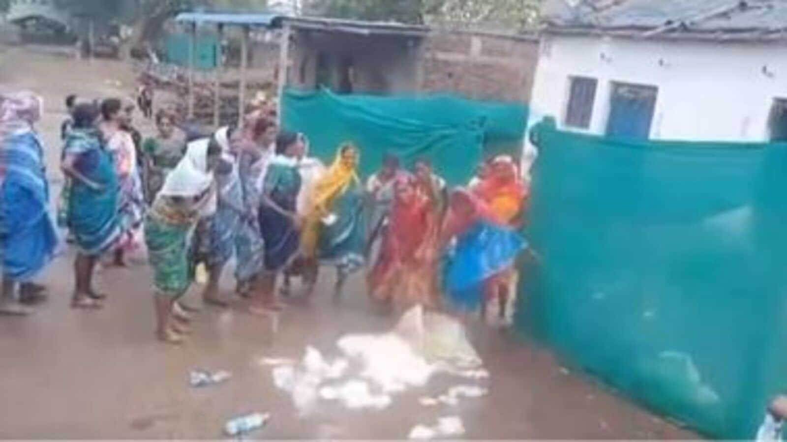 Adilabad District : వెంటనే ఎత్తివేయాలి...! బెల్ట్ పాపులపై దాడికి దిగిన మహిళలు