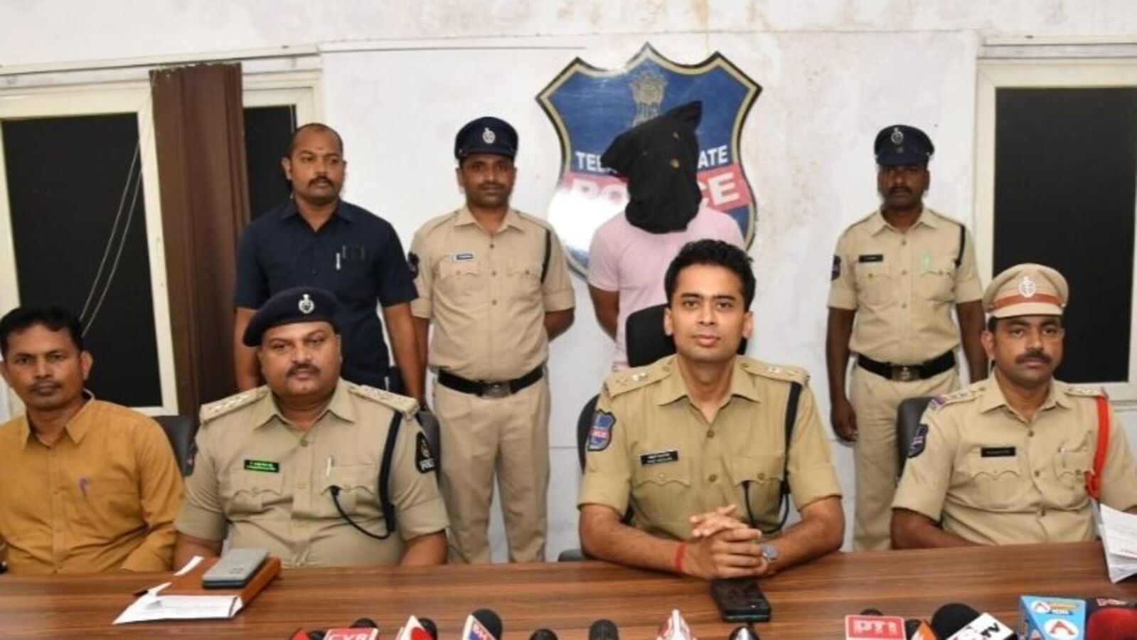 Sircilla District : సిరిసిల్లలో తీగ లాగితే... కంబోడియాలో డొంక కదిలింది..! సైబర్ ముఠా గుట్టు రట్టు చేసిన పోలీసులు