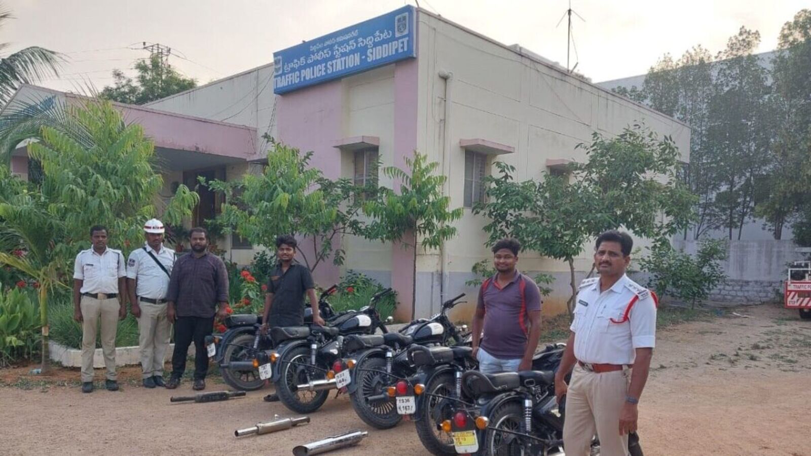 Siddipet News : డబుల్ సైలెన్సర్లు వాడితే వాహనాలు సీజ్, కేసులు కూడా నమోదు& సిద్ధిపేట సీపీ