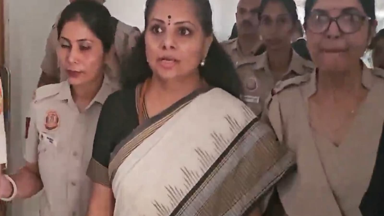 Mlc Kavitha : ప్రజ్వల్ రేవణ్ణను దేశం దాటించారు, నన్ను అన్యాయంగా అరెస్టు చేశారు& ఎమ్మెల్సీ కవిత