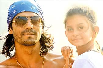 Arjun Rampal on the sets of Rock On!! with daughter Mahikaa