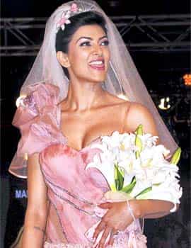 Sushmita Sen looks like one mischievous bride as she walks the ramp at the Blenders Pride Fashion Tour