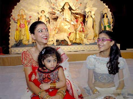 Sushmita Sen celebrates Durga Puja with daughters Alisah 3, and Renee, 13