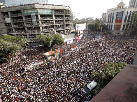 Supporters follow the funeral cortege of Shiv Sena party leader Bal Thackeray in Mumbai. (Photo: HT/Vijayanand Gupta)