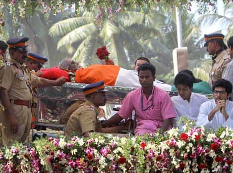 Shiv Sena chief Bal Thackeray's funeral procession in Mumbai. (Photo: Reuters)