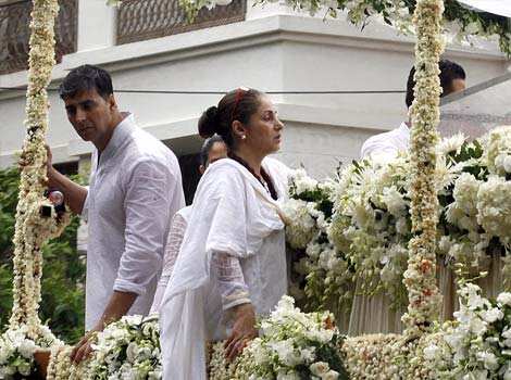 Akshay Kumar and Dimple Kapadia stand by Rajesh Khanna as he makes his final journey