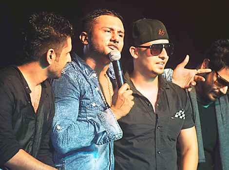 Honey Singh (centre) performs at a concert in Amritsar (AFP Photo)