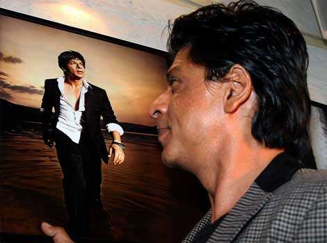 SRK poses in front of his picture at Daboo Ratnani's calendar launch