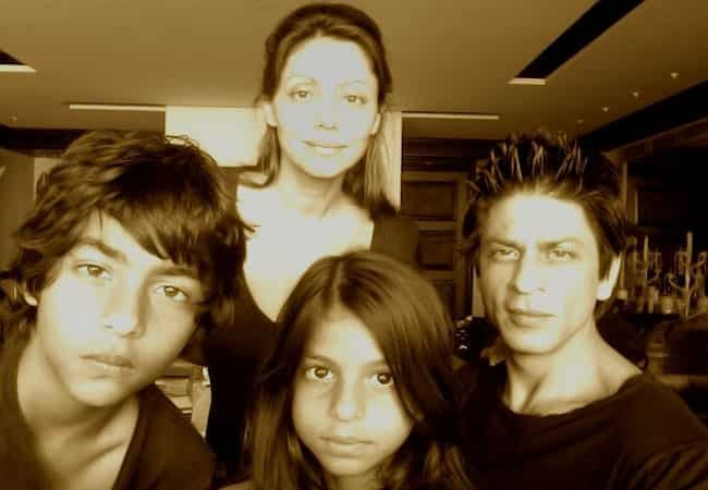 The Khans family: (L-R) Aryan, Gauri, Suhana, Shah Rukh
</div) The Khans family: (L-R) Aryan, Gauri, Suhana, Shah Rukh
</div)