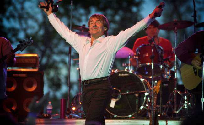 Davy Jones performs at a concert. (Photo: AP)
</div) Davy Jones performs at a concert. (Photo: AP)
</div)