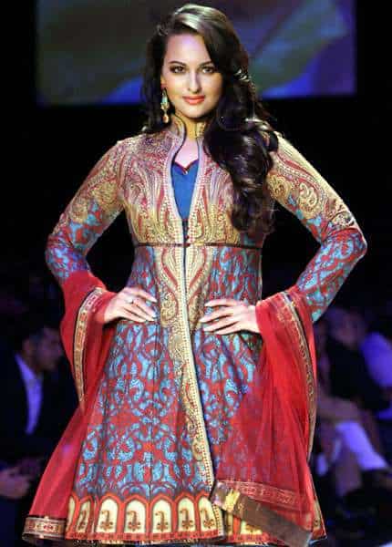 Sonakshi Sinha at the Lakme Fashion Week 2012. Sonakshi Sinha at the Lakme Fashion Week 2012.