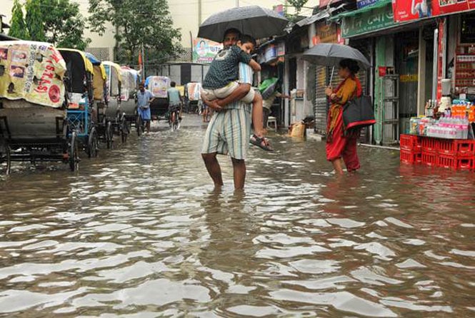 Heavy rains disrupt life in Kolkata. (HT Photo/Subhendu Ghosh) Heavy rains disrupt life in Kolkata. (HT Photo/Subhendu Ghosh)