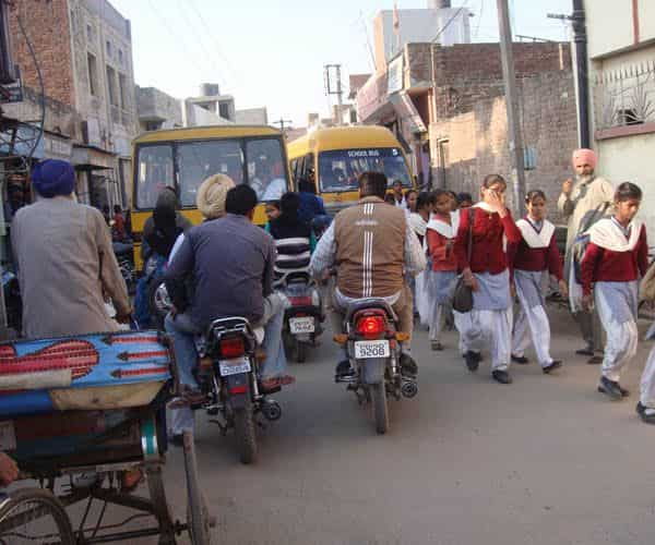 Traffic mess outside schools poses threat to students - Hindustan Times