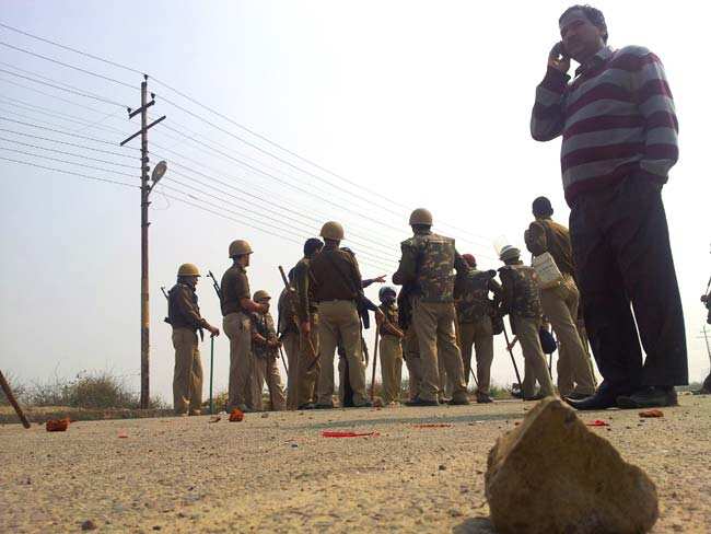 A situation being discussed by police personnels after violence erupted in Noida. Shashank Shekhar/HT Photo A situation being discussed by police personnels after violence erupted in Noida. Shashank Shekhar/HT Photo