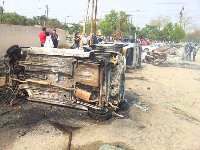 Overturned cars are seen as workers turned violent in Noida during the 2-day nationwide trade union strike. Shashank Shekhar/HT Photo Overturned cars are seen as workers turned violent in Noida during the 2-day nationwide trade union strike. Shashank Shekhar/HT Photo