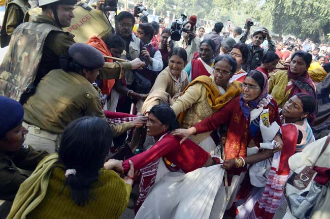 CPI activists and Bihar Rajya Anganwadi Karamchari Union members scuffle with police after breaking security cordon near Bihar assembly during last day of nationwide trade union strike in Patna. (UNI)
</div) CPI activists and Bihar Rajya Anganwadi Karamchari Union members scuffle with police after breaking security cordon near Bihar assembly during last day of nationwide trade union strike in Patna. (UNI)
</div)