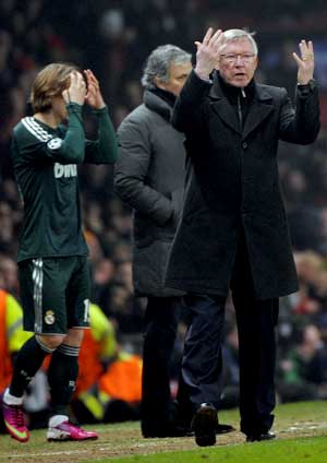Manchester Uniteds manager Alex Ferguson reacts to Nani being sent off during the match, Manchester. (AFP)
</div) Manchester Uniteds manager Alex Ferguson reacts to Nani being sent off during the match, Manchester. (AFP)
</div)