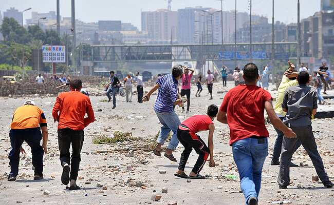 Supporters of the Muslim Brotherhood and Egypt's ousted president Mohamed Morsi (foreground) clash with opponents of ousted president Morsi in Cairo (AFP Photo) Supporters of the Muslim Brotherhood and Egypt's ousted president Mohamed Morsi (foreground) clash with opponents of ousted president Morsi in Cairo (AFP Photo)