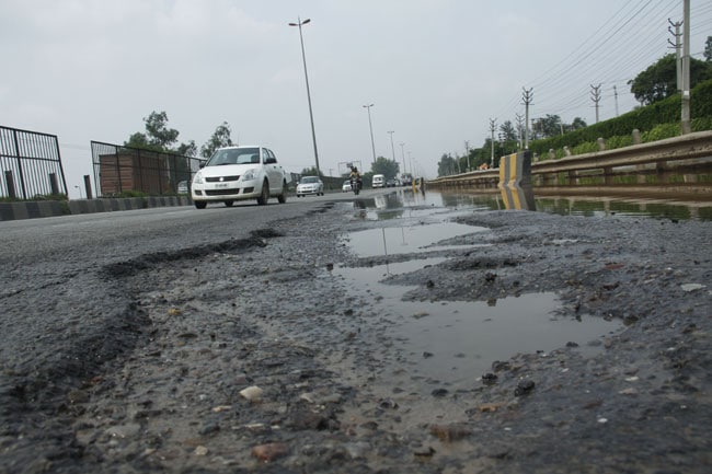 Gurgaon-Delhi Expressway in bad condition, in Gurgaon. (Manoj Kumar/HT Photo) Gurgaon-Delhi Expressway in bad condition, in Gurgaon. (Manoj Kumar/HT Photo)