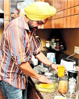 Ronjan is seen marinating the Basa fillets. HT photo/Mohd Zakir Ronjan is seen marinating the Basa fillets. HT photo/Mohd Zakir