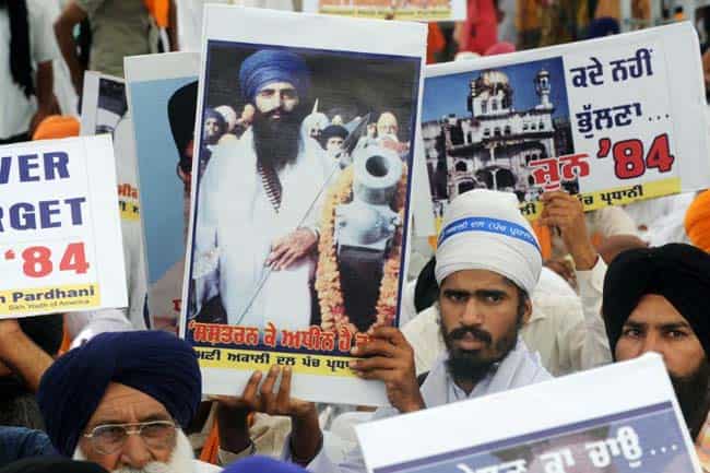 Activists from radical Sikh organizations hold placards displaying images of the 1984 damage to the shrine Sri Akal Takht Sahib and Sikh leader Sant Jarnail Singh Bhindranwale at the Golden Temple in Amritsar on June 6, 2009. AFP Photo Activists from radical Sikh organizations hold placards displaying images of the 1984 damage to the shrine Sri Akal Takht Sahib and Sikh leader Sant Jarnail Singh Bhindranwale at the Golden Temple in Amritsar on June 6, 2009. AFP Photo